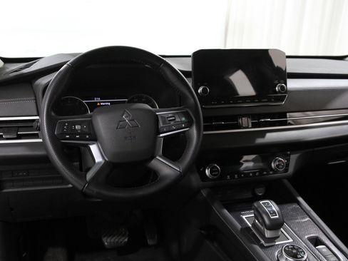 Used 2022 Mitsubishi Outlander SE image 6