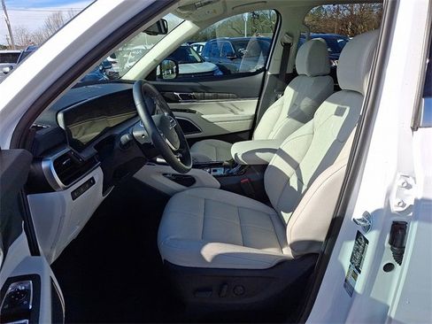 Used 2025 Kia Telluride EX w/ EX Captain's Chair Package image 11