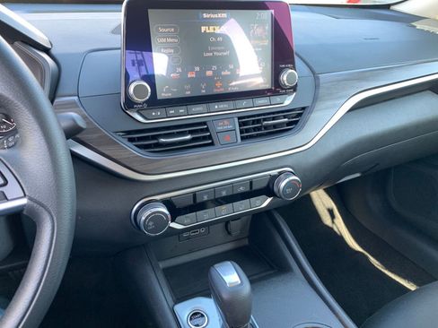 Used 2025 Nissan Altima 2.5 SV image 17