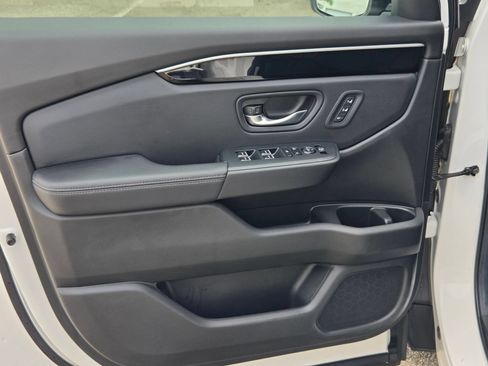 Used 2025 Honda Pilot EX-L image 9