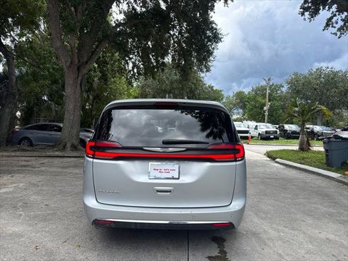 Used 2023 Chrysler Pacifica Touring-L FWD image 8