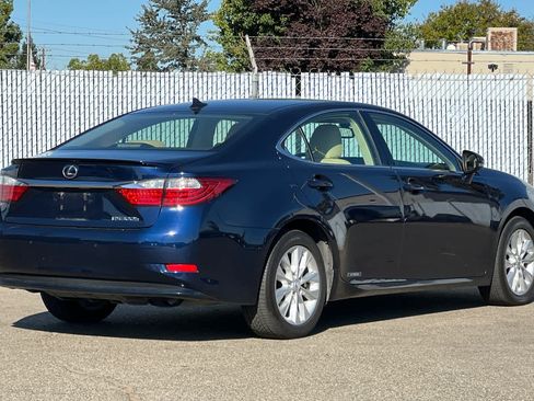 Used 2014 Lexus ES 300h w/ Premium Package w/Bamboo Trim FWD image 3