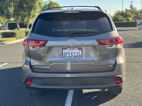Used 2019 Toyota Highlander SE FWD image 3