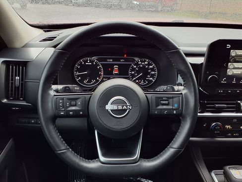 Used 2024 Nissan Pathfinder SL image 15