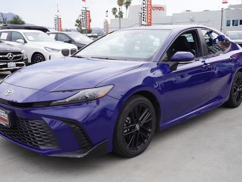 Certified 2025 Toyota Camry SE FWD image 4