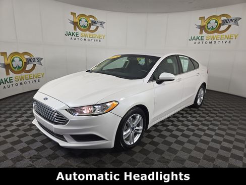 Used 2018 Ford Fusion SE w/ Fusion SE Technology Package FWD image 3