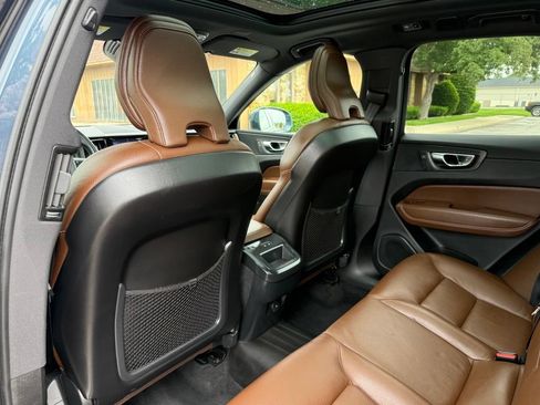Used 2021 Volvo XC60 T5 Momentum w/ Climate Package AWD/4WD image 16