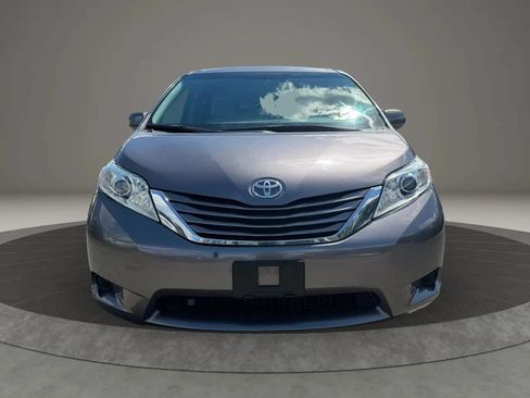 Used 2015 Toyota Sienna LE FWD image 2