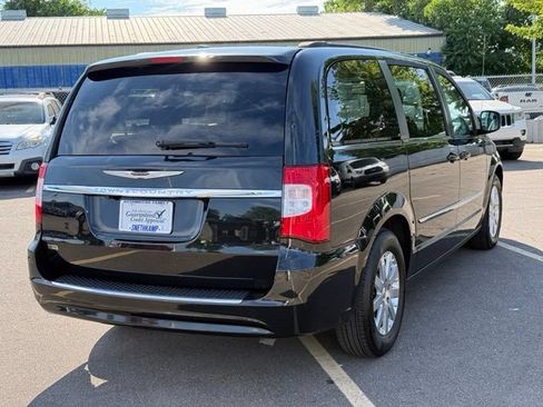 Certified 2016 Chrysler Town & Country Touring FWD image 4