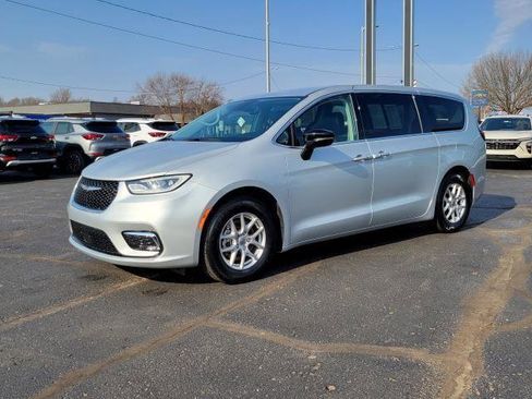 Used 2024 Chrysler Pacifica Touring-L image 4