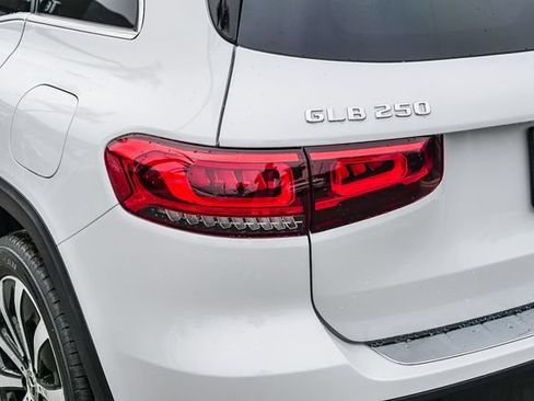 Used 2022 Mercedes-Benz GLB 250 4MATIC image 8