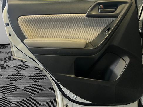 Used 2017 Subaru Forester 2.5i Premium image 18