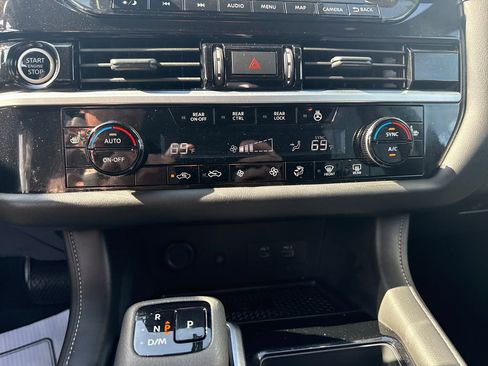 Used 2024 Nissan Pathfinder SL FWD image 22