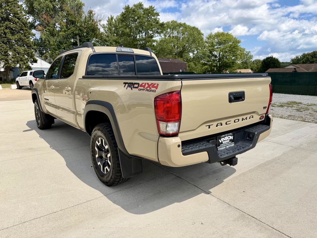 Used 2016 Toyota Tacoma TRD Off-Road w/ Premium & Technology Package AWD/4WD image 9