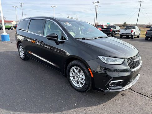 Used 2023 Chrysler Pacifica Touring-L image 7