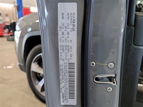 Used 2020 Jeep Cherokee Limited image 26