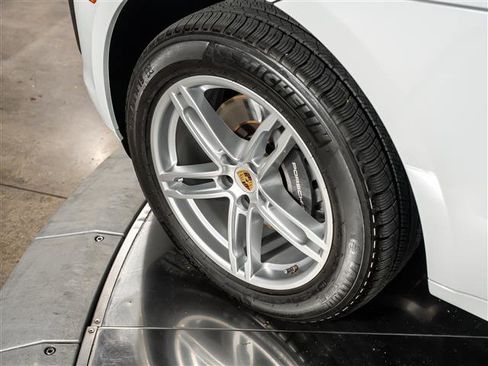 Certified 2025 Porsche Macan AWD/4WD image 15