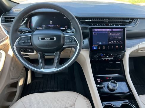 Used 2023 Jeep Grand Cherokee Limited w/ Luxury Tech Group II AWD/4WD image 3