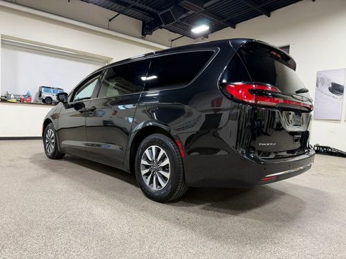 Used 2023 Chrysler Pacifica Touring-L FWD image 7