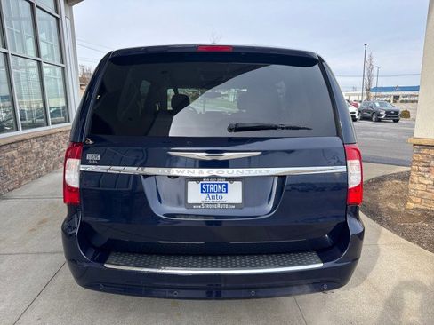 Used 2015 Chrysler Town & Country Touring-L w/ Driver Convenience Group image 4