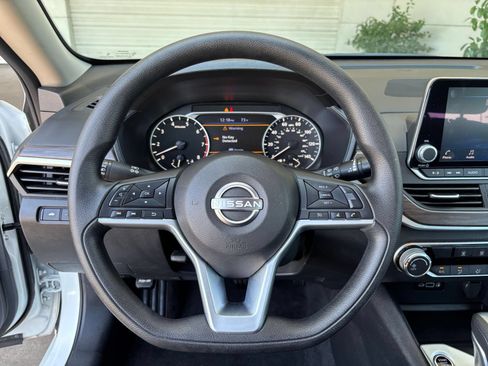 Used 2025 Nissan Altima 2.5 SV FWD image 29