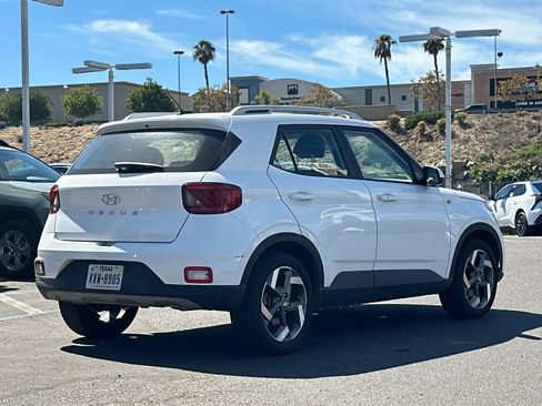 Used 2025 Hyundai Venue SEL FWD image 3