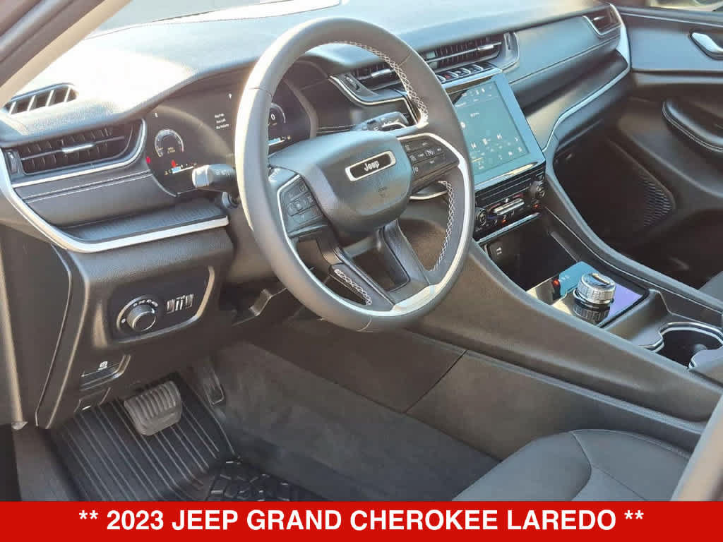 Used 2023 Jeep Grand Cherokee Laredo RWD image 2