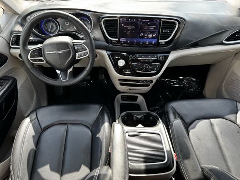 Used 2023 Chrysler Pacifica Touring-L FWD image 10