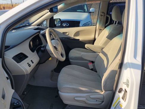 Used 2014 Toyota Sienna L FWD image 20