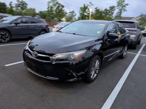 Used 2017 Toyota Camry SE image 4