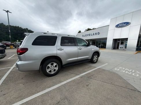 Used 2022 Toyota Sequoia SR5 AWD/4WD image 18