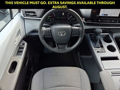 Used 2025 Toyota Sienna LE FWD image 12