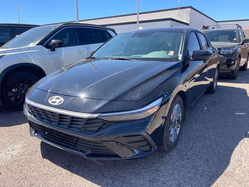 Used 2024 Hyundai Elantra SEL FWD image 3