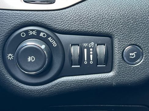 Used 2018 Jeep Cherokee Limited image 31