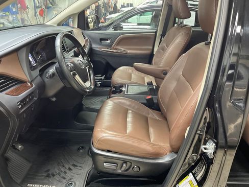 Used 2018 Toyota Sienna Limited image 9
