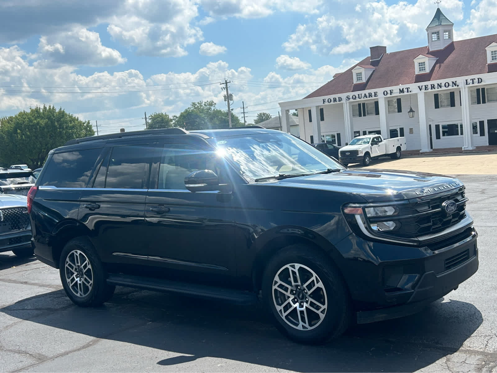 Certified 2025 Ford Expedition Active AWD/4WD image 4