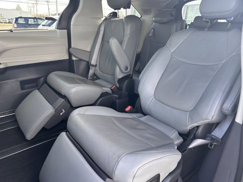 Used 2023 Toyota Sienna Limited image 27