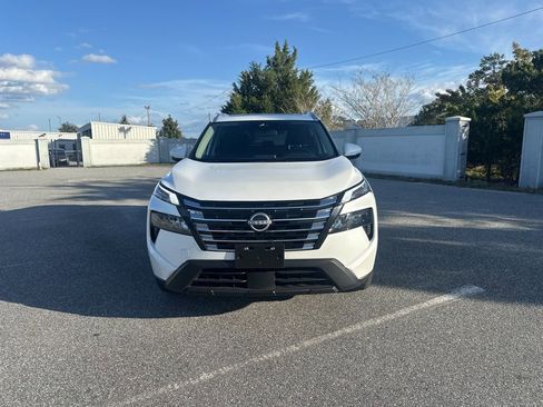 Used 2025 Nissan Rogue SV image 2