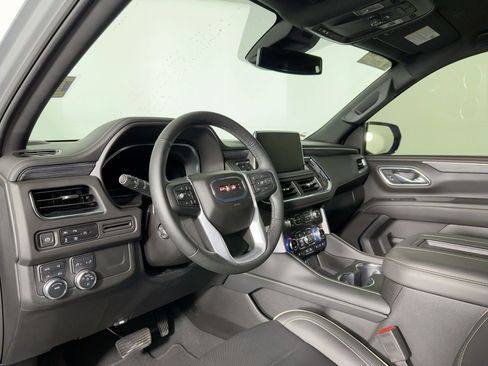 Used 2024 GMC Yukon SLT w/ SLT Luxury Package image 3