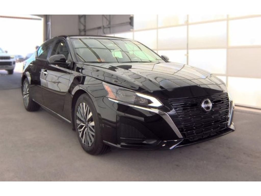 Used 2023 Nissan Altima 2.5 SV w/ SV Premium Package FWD image 2