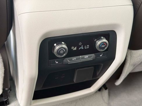 Used 2025 GMC Acadia Denali w/ Super Cruise Package FWD image 17