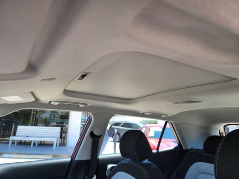 Used 2025 Hyundai Venue SEL FWD image 20