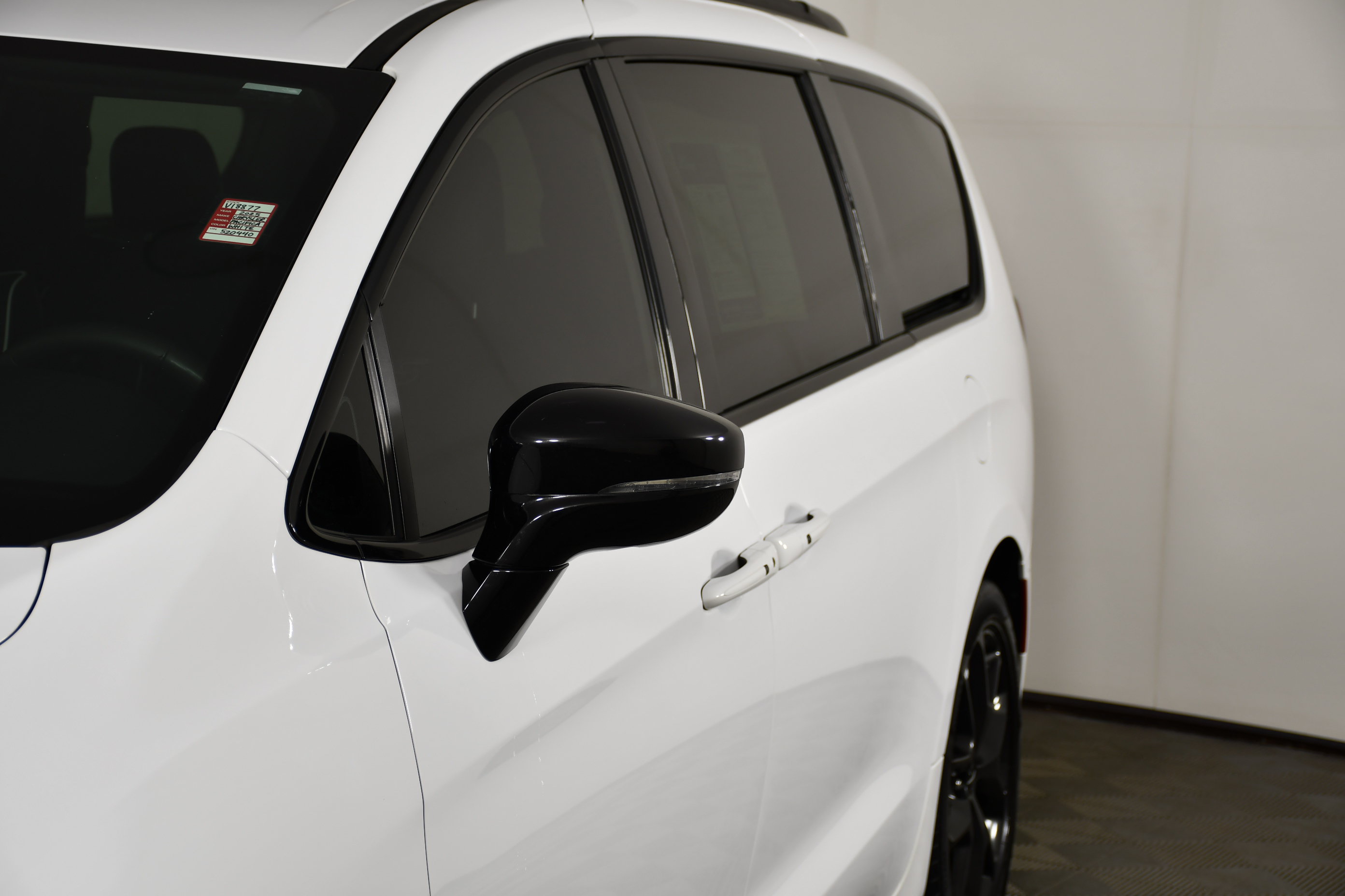 Used 2025 Chrysler Pacifica Limited FWD image 13