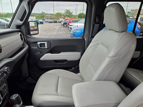 Used 2023 Jeep Wrangler Unlimited Sahara AWD/4WD image 28