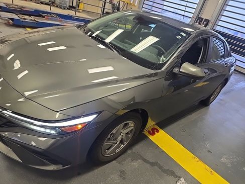 Certified 2025 Hyundai Elantra SE image 2