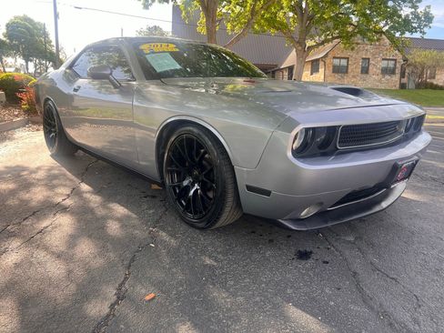 Used 2014 Dodge Challenger R/T image 3