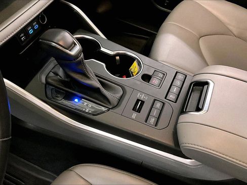 Used 2022 Toyota Highlander XLE image 16