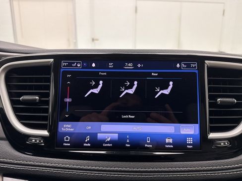 Used 2021 Chrysler Pacifica Touring-L image 30