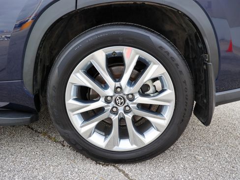 Used 2024 Toyota Highlander Limited FWD image 15