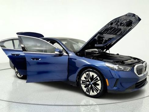 Used 2025 BMW i5 eDrive40i RWD image 11